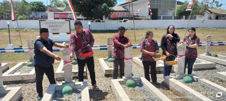 Pemuda lintas agama Sumenep tabur bunga di makam pahlawan/Ist