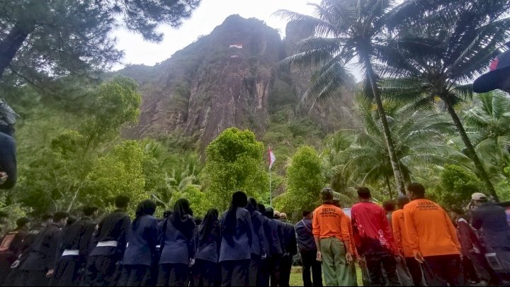 Peringatan HUT RI di tebing Sepikul, Trenggalek 