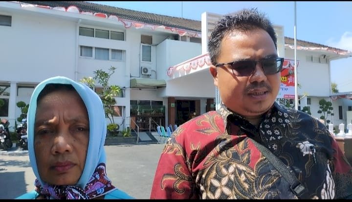 RB saat didampingi kuasa hukumnya di Kejari Jember/RMOLJatim