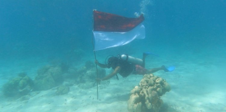 Dubes Nana Yuliana kibarkan bendera Merah Putih di dasar laut Karibia/ist