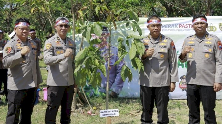 Penanaman pohon dilakukan Polri di Kenjeran Surabaya 