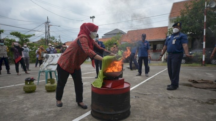 Teks foto: Kader Madagaskar praktik cara mengantisipasi kebakaran/RMOLJatim