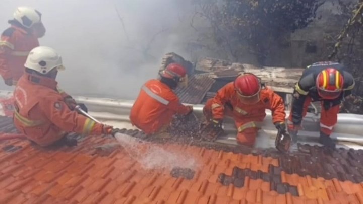 Teks foto: Petugas DPKP Kota Surabaya saat memadamkan kebakaran/ist