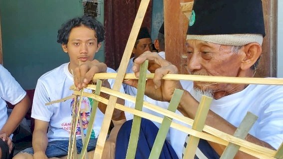 Pelatihan membuat kerajinan dari bambu 