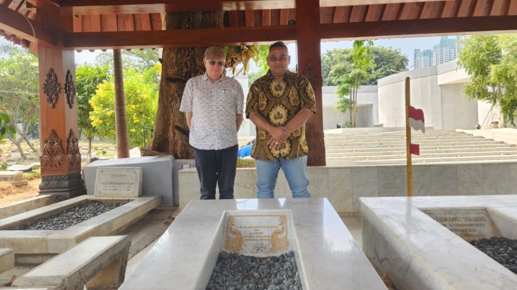 Sejarawan dan Indonesianis dari Australia, Greg Poulgrain dan Ketua Umum Jaringan Media Siber Indonesia (JMSI) Teguh Santosa di  Museum TMTB/RMOL