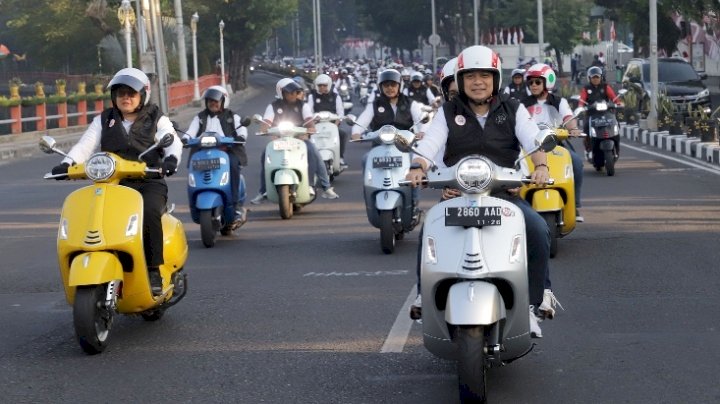 Teks foto: Wali Kota Eri Sunmori Bersama Komunitas Vespa