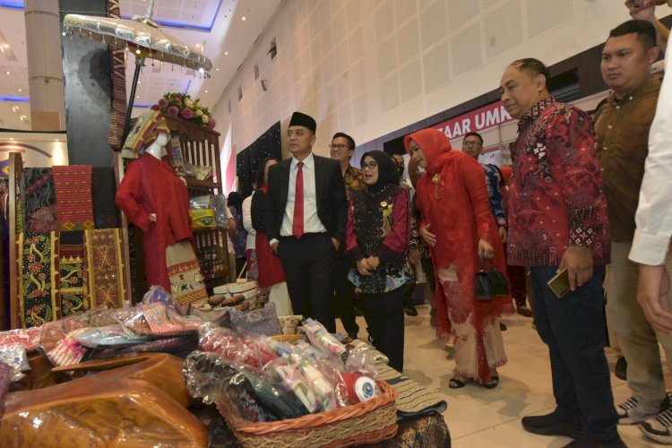 Wali Kota Eri bersama Rini Indriyani meninjau stan pameran SGE 2023 di Exhibition Hall Grand City Surabaya/ist