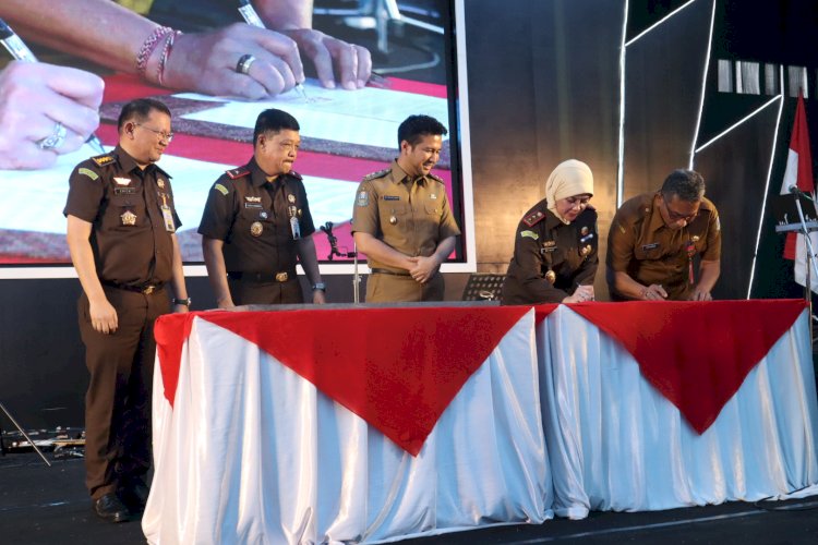 Kepala Kejati Jatim Mia Amiati saat menandatangani prasasti gedung tempat penyimpanan barang bukti dan barang rampasan/ist