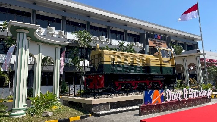 Monumen lokomotif di Surabaya 