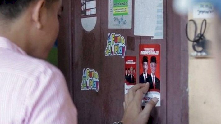 Pemasangan stiker Ganjar Pranowo di sebuah rumah warga/Net 