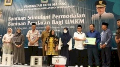   Wali Kota Malang, Drs. H. Sutiaji (baju putih berpecih hitam) saat menyerahkan bantuan/ Ist