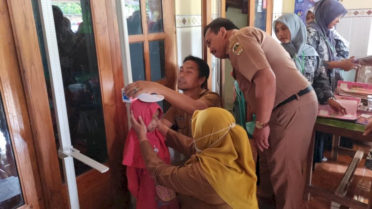 Bupati Madiun Ahmad Dawami Ragil Saputra saat mengunjungi posyandu di Kecamatan Dolopo dalam rangka bulan timbang/ist