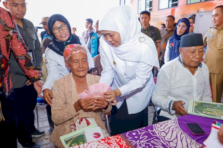 Gubernur Khofifah menyerahkan bansos bagi lansia di Bangkalan/Ist