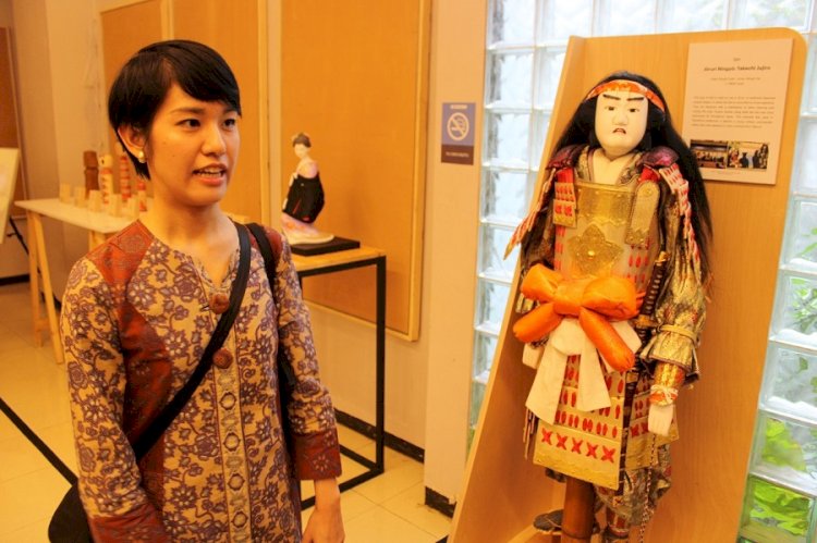 Asisten Direktur Japan Foundation Naomi Kawase sedang menjelaskan tentang boneka ningyo bernama Takechi Jujiro dalam pameran yang dihelat di Departemen Desain Produk Industri ITS/Ist