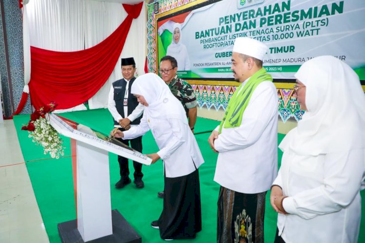 Gubernur Khofifah Indar Parawansa saat meresmikan PLTS di Pondok Pesantren (Ponpes) Al-Amien Prenduan, Sumenep/Ist