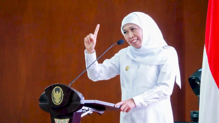 Gubernur Jawa Timur Khofifah Indar Parawansa dalam kegiatan Sapa Aparatur Sipil Negara (ASN) Pemerintah Provinsi Jawa Timur se Madura di wilayah kerja Bakorwil IV Pamekasan di Kab. Pamekasan, Rabu (23/8)/ist