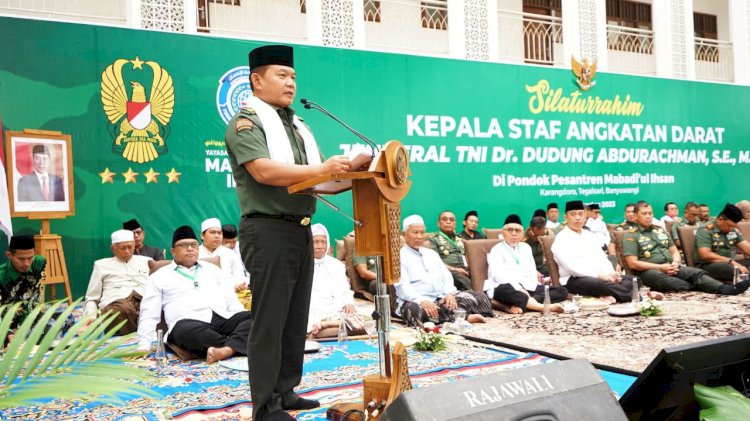 KSAD Dudung Abdurachman memberikan motivasi kepada ribuan santri di Banyuwangi/Humas Pemkab Bwi