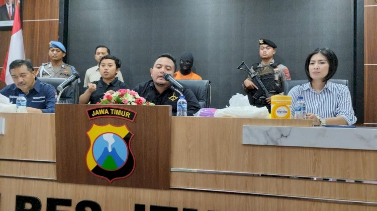 Polres Jember saat merilis tersangka kasus persetubuhan anak di bawah umur/RMOLJatim