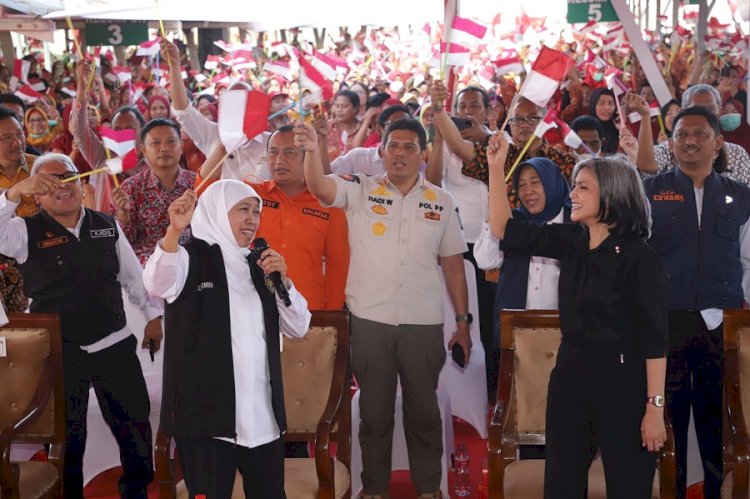 Gubernur Jatim Khofifah didampingi Direktur PT HM Sampoerna Tbk. Elvira Lianita pada acara penyerahan BLT DBHCHT secara seremonial kepada 5.030 pekerja di IHT di fasilitas produksi Sampoerna di Surabaya/RMOLJatim