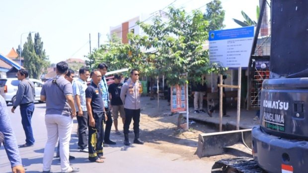 Keterangan foto : Kapolres Madiun AKBP Anton Prasetyo saat kunjungi pembongkaran tugu silat oleh masyarakat/ist.