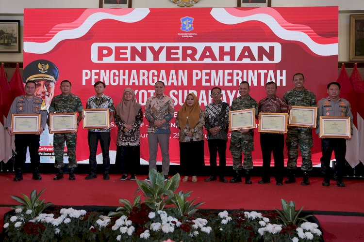 Forkopimda Surabaya usai menerima penghargaan dari Wali Kota Eri/RMOLJatim