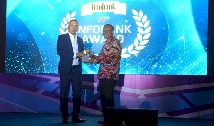 Direktur Manajemen Risiko Bank Jatim Eko Susetyono saat menerima penghargaan Infobank Award 2023 di Jakarta/ist