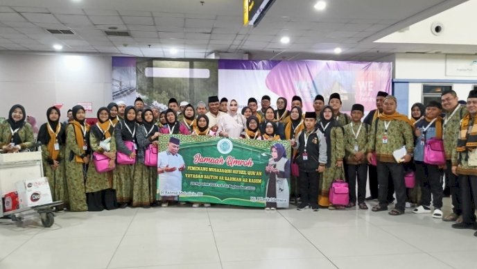 Teks foto: Pasutri Anggota Dewan Rahmat Muhajirin dan istrinya Hj Mimik Idayana bersama para penghafal Alquran yang berangkat umroh gratis 