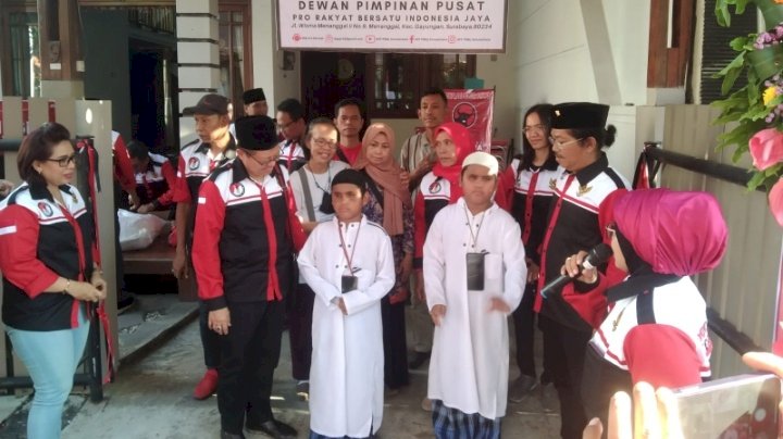 Teks foto: B. Zaelani bersama Agustin Poliana, Budi Leksono dan anak-anak penyandang disabilitas saat peresmian DPP PRBIJ/RMOLJatim