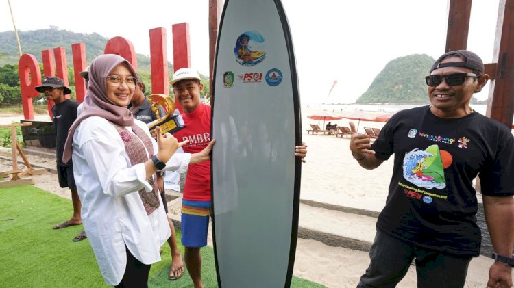 Bupati Ipuk menghadiri ajang Red Island Gandrung Surf Competition Banyuwangi di Pulau Merah/Humas Pemkab Bwi