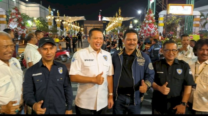 Keterangan foto : Bamsoet foto bersama Walikota Madiun Maidi/ist