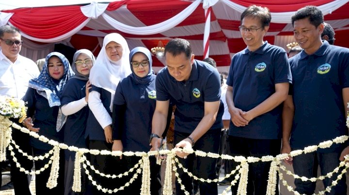 Teks foto: Wali Kota Eri meresmikan Perusahaan AMDK merk HE2O/RMOLJatim