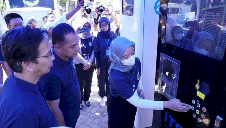 Rektor ITS Prof Dr Ir Mochamad Ashari (kiri) bersama Wali Kota Surabaya Eri Cahyadi saat dijelaskan tentang alat isi ulang HE2O yang dapat digunakan untuk isi ulang botol minum dan gallon/Ist