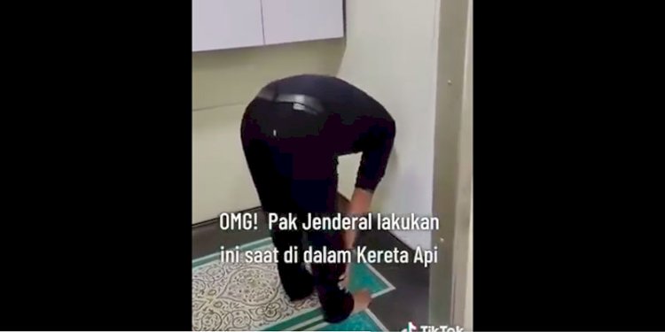 Kepala Kantor Staf Presiden (KSP) Moeldoko saat melakukan tayammum di kereta api/Net