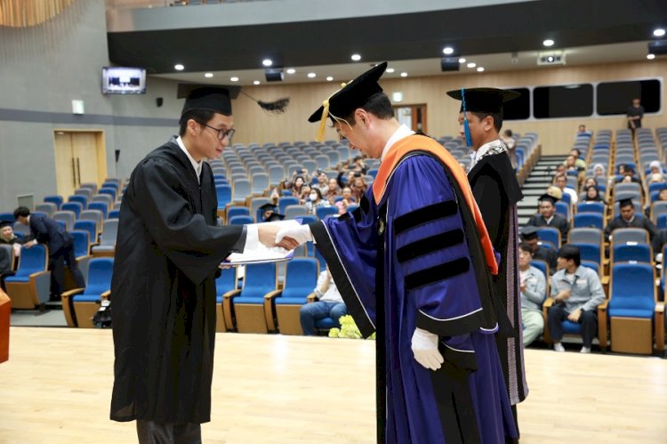 Presiden Mokpo National University (MNU) Ha-Cheol Song (jubah biru) saat menyerahkan ijazah pada wisudawan program Joint Degree Teknik Perkapalan ITS dalam upacara wisuda/Ist