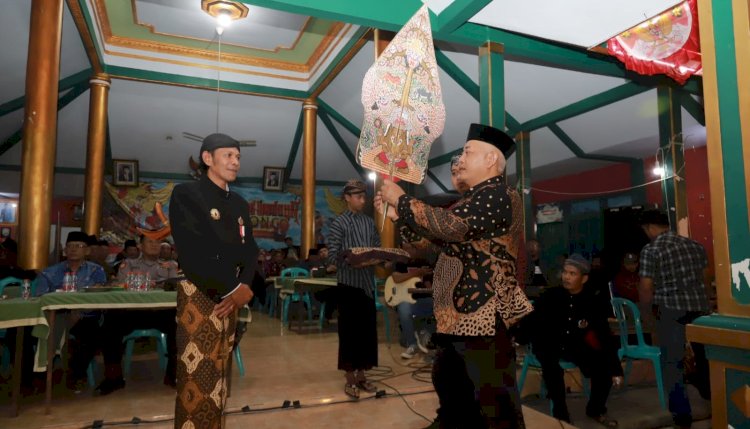 Bupati Malang, Drs. H. Sanusi (kanan memakai peci) bersama dalang/ist