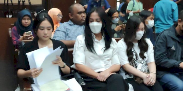 Ernie Meike Torondek (baju putih dan masker putih) saat hadir sidang perdana sang suami, Rafael Alun Trisambodo/RMOL