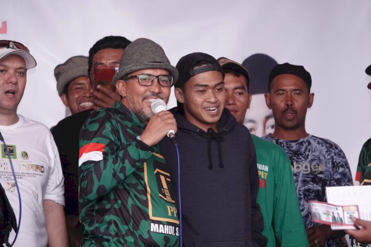 Ketua DPC PPP Kabupaten Probolinggo saat mengumumkan pemenang Hadiah Umroh/RMOLJatim 