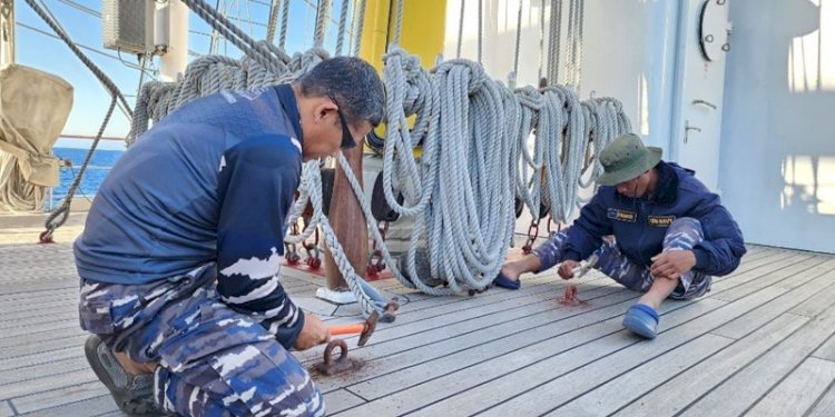 Awak KRI Bima Suci tengah mengecek kondisi kapal agar tetap prima/Ist