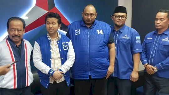 Emil Dardak (tengah) bersama kader Demokrat 