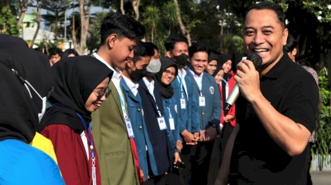 Teks foto: Wali Kota Eri saat apel Penugasan MSIB di Halaman Taman Surya/RMOLJatim