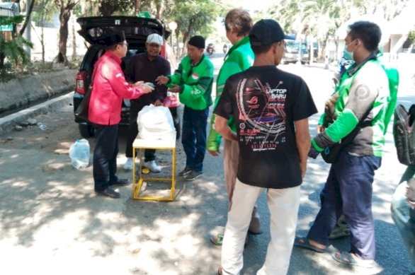 B Zaelani membagikan makanan kepada warga dan pengendara ojol/RMOLJatim