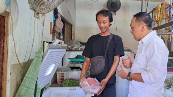 Teks foto: Anas Karno mengunjungi pedagang daging di Pasar Medokan Sawah/RMOLJatim