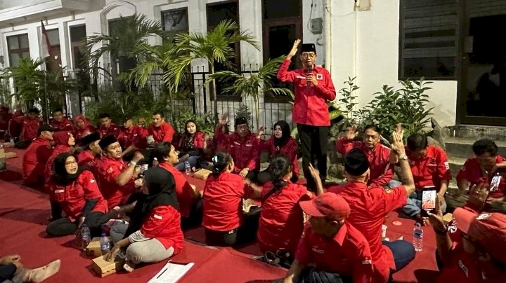 Adi Sutarwijono, Ketua DPC PDI Perjuangan Kota Surabaya.