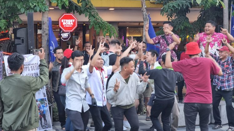 Aksi relawan Ganjar di depan Hotel Mojopahit 