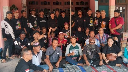 Teks foto: B. Zaelani bersama Gus Samsul, Pengasuh Padepokan Olah Roso singo Joyo dan Gus Ahmad Sholeh Ketua MUI Sambikerep dan warga/RMOLJatim