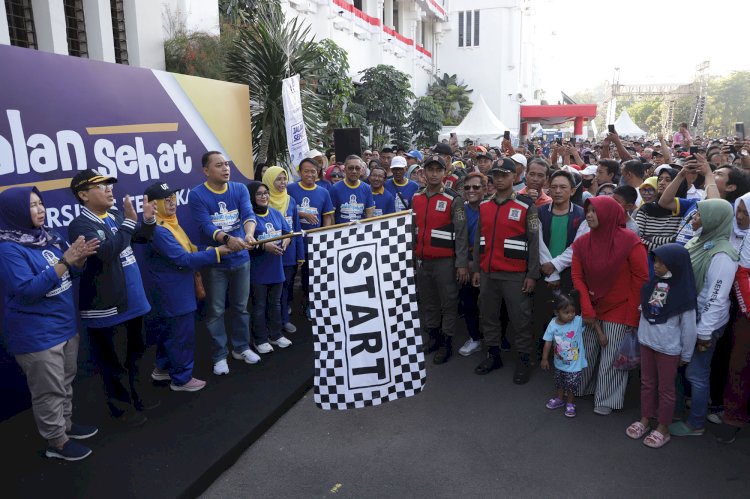 Wali Kota Eri dan Ketua TP PKK Surabaya Rini Indriyani Eri memberangkatkan Jalan Santai yang digelar oleh UT bersama Pemkot Surabaya/ist