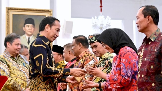 Caption: Bupati Ipuk Fiestiandani menerima penghargaan atas Pengendalian Inflasi Terbaik Se-Jawa-Bali dari Presiden Jokowi/Humas Pemkab Bwi