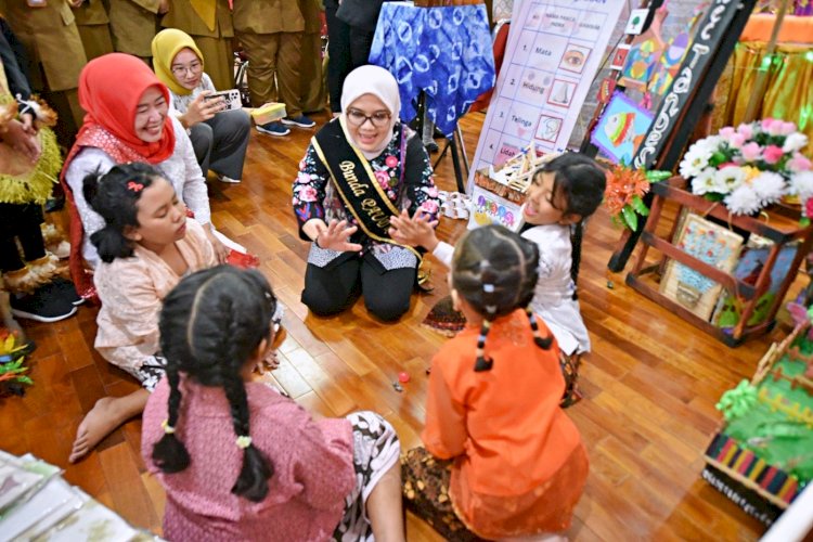 Rini Indriyani bersama anak-anak PAUD/ist