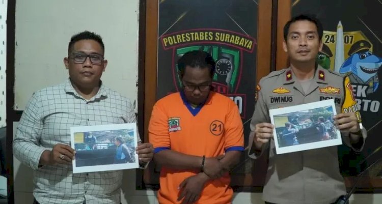 Kapolsek Simokerto, Kompol Dwi Nugroho (kanan) bersama oknum wartawan PI yang menjadi otak pencurian limbah medis RSUD dr. Mohamad Soewandhie/Ist