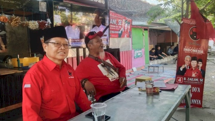 Teks foto: B. Zaelani, SE saat menyaksikan siaran langsung melalui televisi, pisah kenal Ganjar Pranowo dan Nana Sudjana di Warkop/RMOLJatim